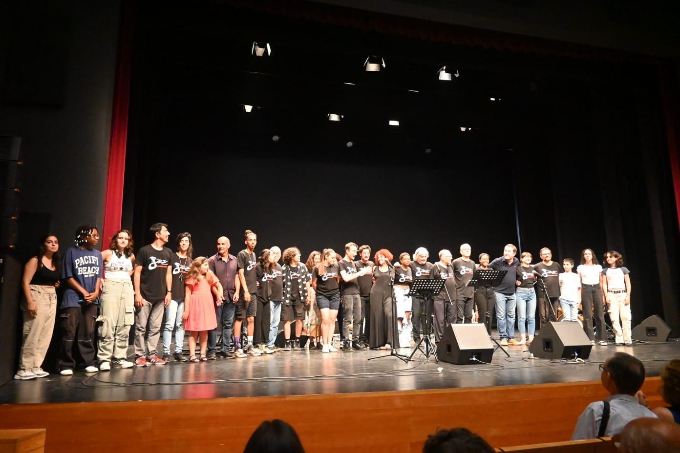 Alunos e professores da Escola de Jazz do Barreiro em palco